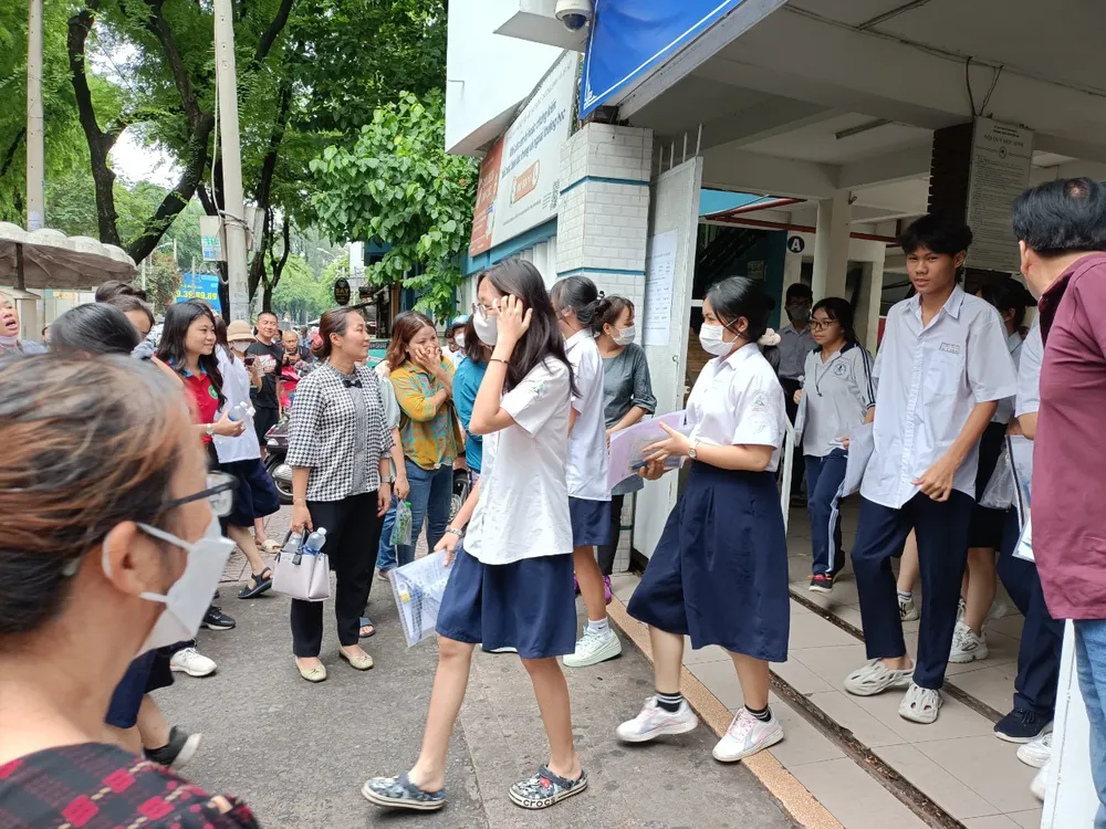 Những thí sinh đầu tiên rời khỏi điểm thi THCS Nguyễn Du (quận 1) sau khi kết thúc thời gian làm bài môn Ngữ văn