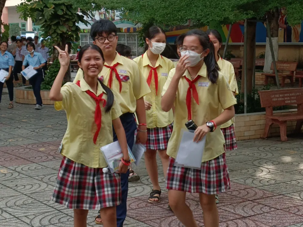 Thí sinh tươi cười thoải mái sau khi kết thúc giờ làm bài môn Ngữ văn tại điểm thi THCS Phan Tây Hồ (quận Gò Vấp)