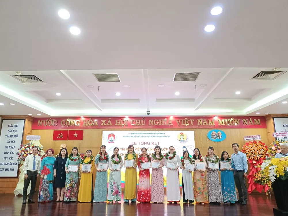 Các giáo viên nhận kỷ niệm chương và giấy khen của Giám đốc Sở GD-ĐT TPHCM Các giáo viên nhận kỷ niệm chương và giấy khen của Giám đốc Sở GD-ĐT TPHCM