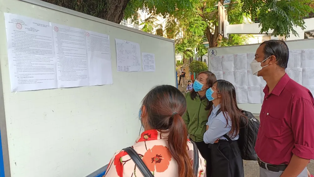 Ứng viên đọc hướng dẫn trước khi vào phòng thi tuyển dụng viên chức năm học 2022-2023