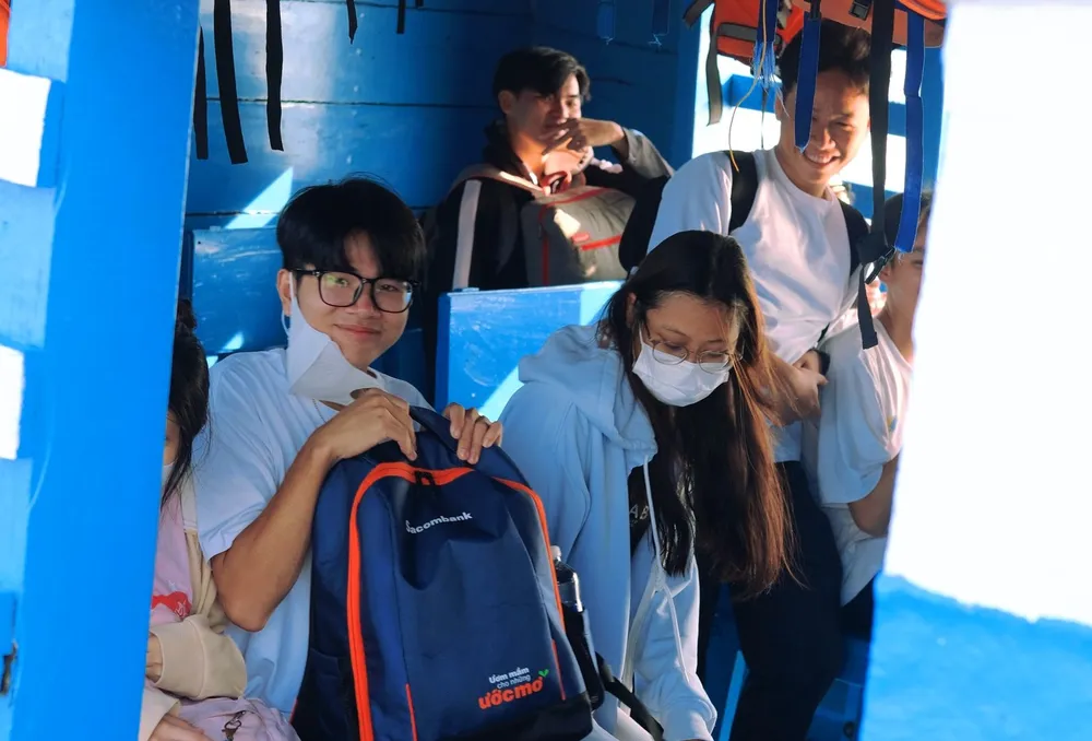 Học sinh Trường THCS-THPT Thạnh An lên đò vào đất liền trong sáng nay (27-6)