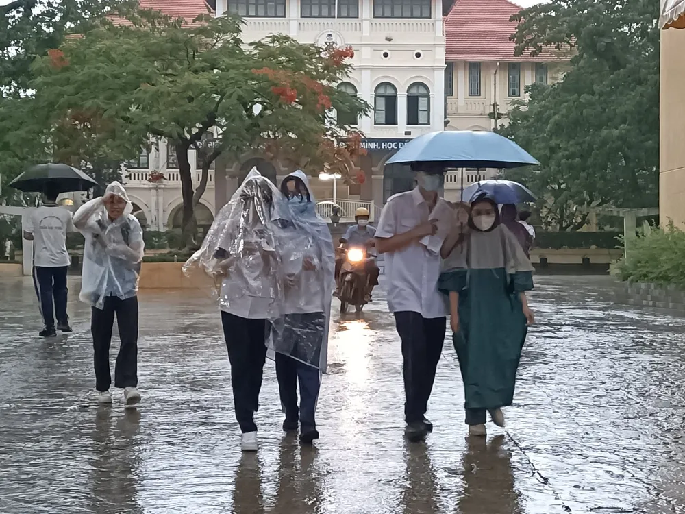 Thí sinh mặc áo mưa ra về sau khi kết thúc giờ làm bài môn Toán tại điểm thi THPT chuyên Trần Đại Nghĩa