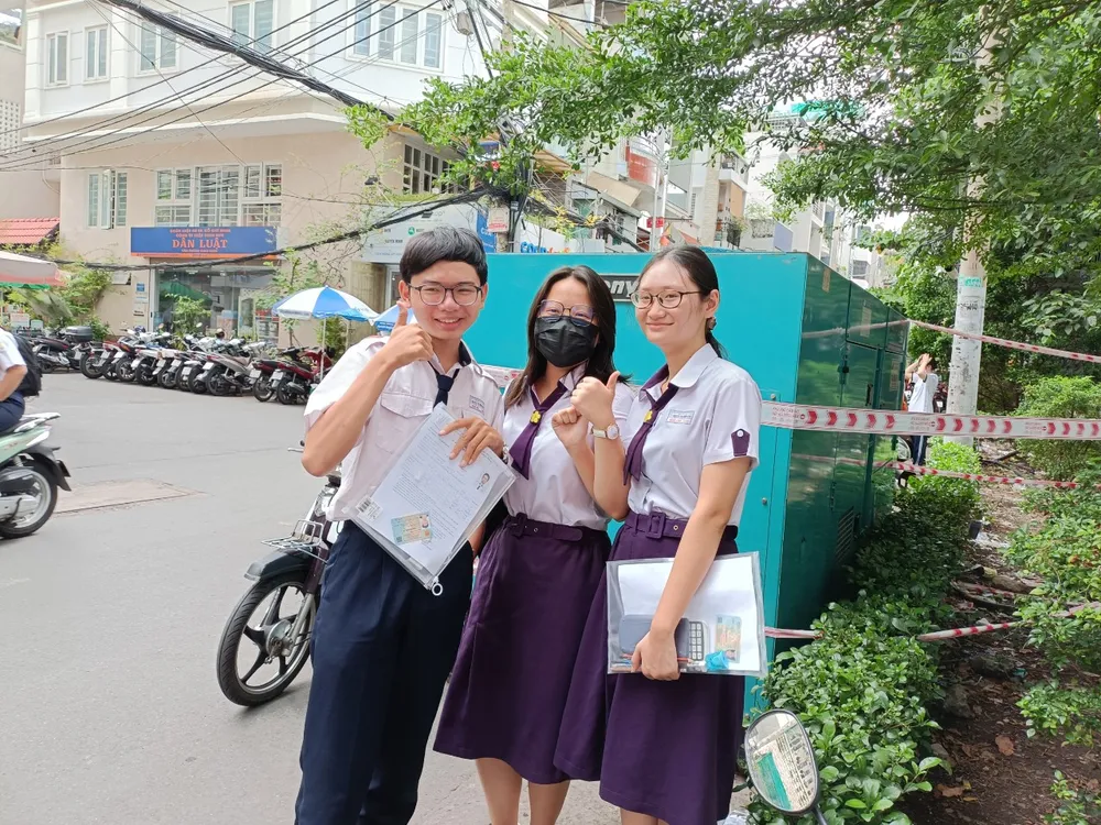 Thí sinh thoải mái bước vào giờ làm bài môn Toán, chiều 28-6