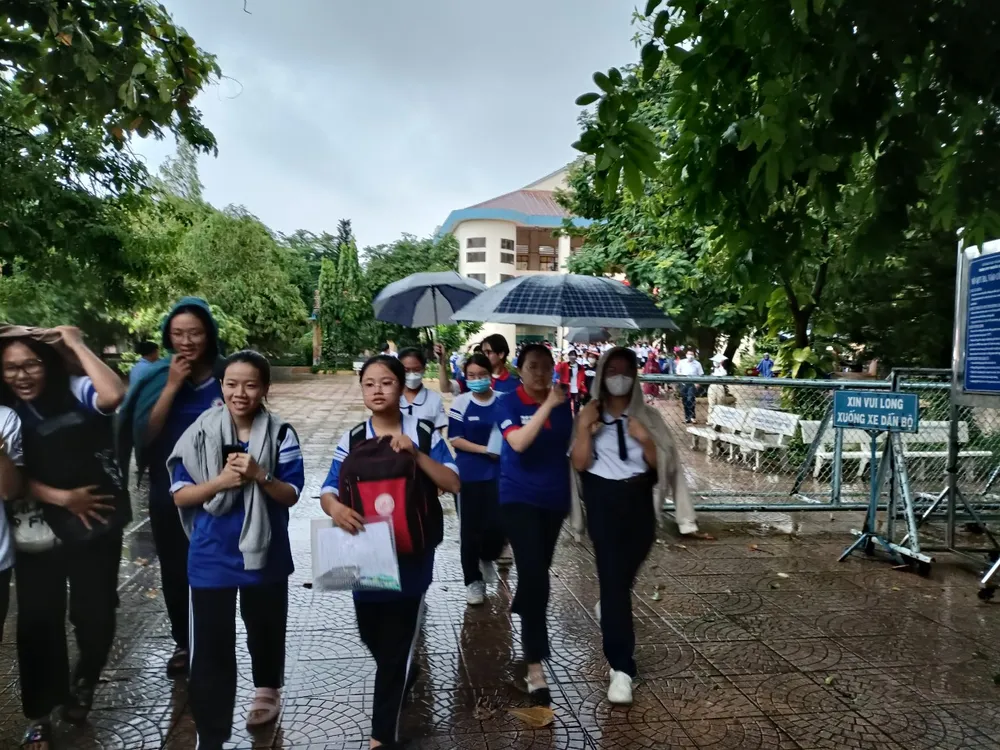 Thí sinh ra về dưới cơn mưa lớn sau khi kết thúc giờ làm bài môn Ngoại ngữ Thí sinh ra về dưới cơn mưa lớn sau khi kết thúc giờ làm bài môn Ngoại ngữ