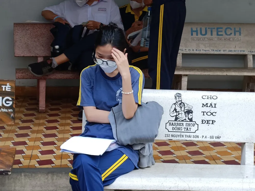 Thí sinh lo lắng trước giờ thi bài thi tổ hợp. Ảnh: THU TÂM Thí sinh lo lắng trước giờ thi bài thi tổ hợp. Ảnh: THU TÂM