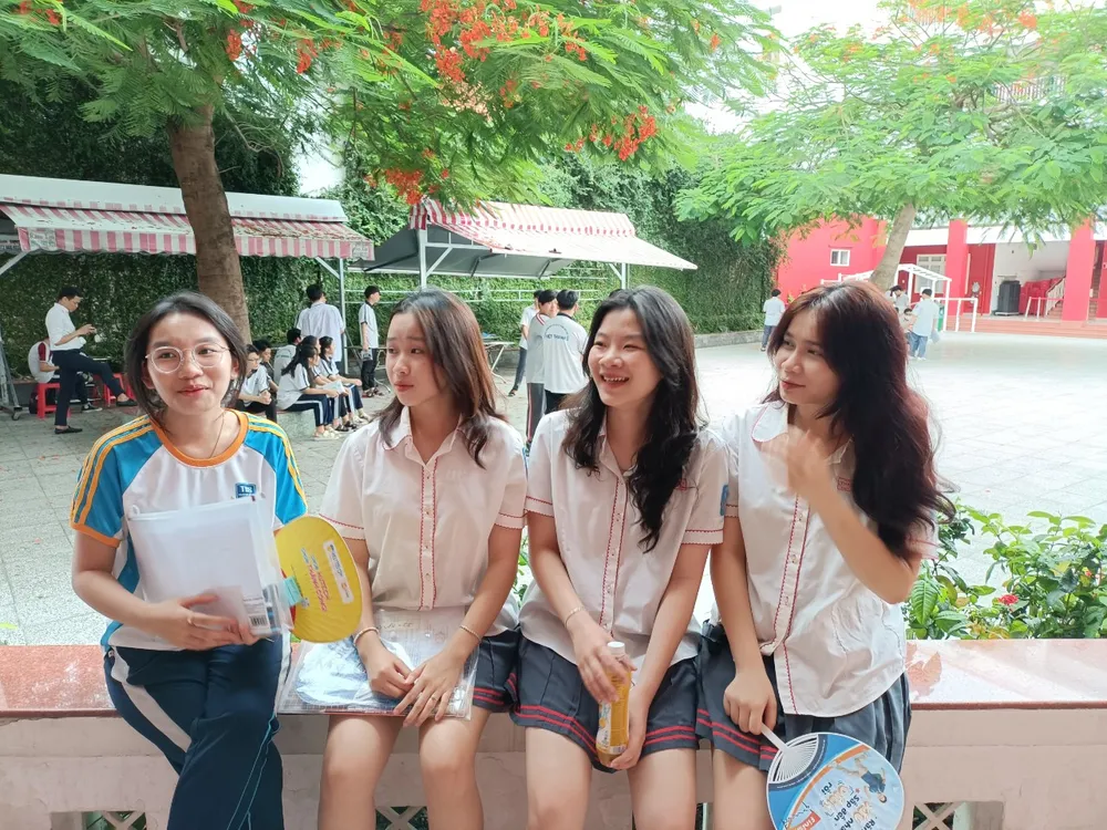 Các em tranh thủ trao đổi trước khi vào phòng thi. Ảnh: THU TÂM