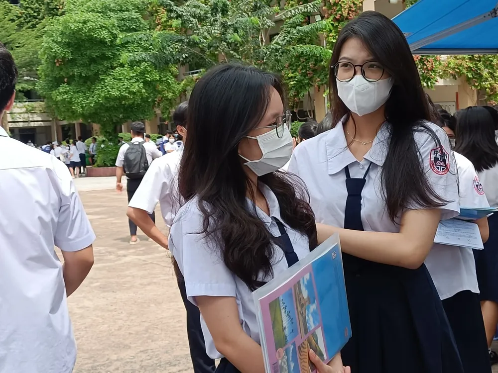 Thí sinh trao đổi sau giờ làm bài thi tổ hợp tại điểm thi THPT Phú Nhuận. Ảnh: THU TÂM Thí sinh trao đổi sau giờ làm bài thi tổ hợp tại điểm thi THPT Phú Nhuận. Ảnh: THU TÂM