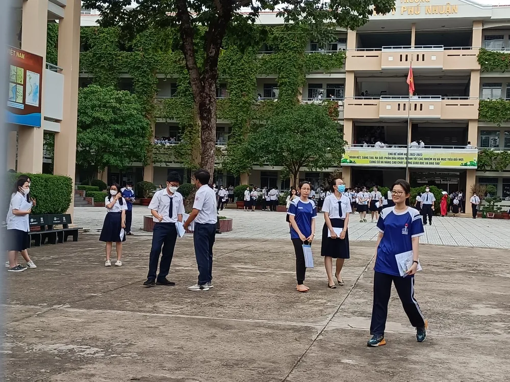 Thí sinh ra về sau khi kết thúc giờ làm bài tổ hợp. Ảnh: THU TÂM Thí sinh ra về sau khi kết thúc giờ làm bài tổ hợp. Ảnh: THU TÂM