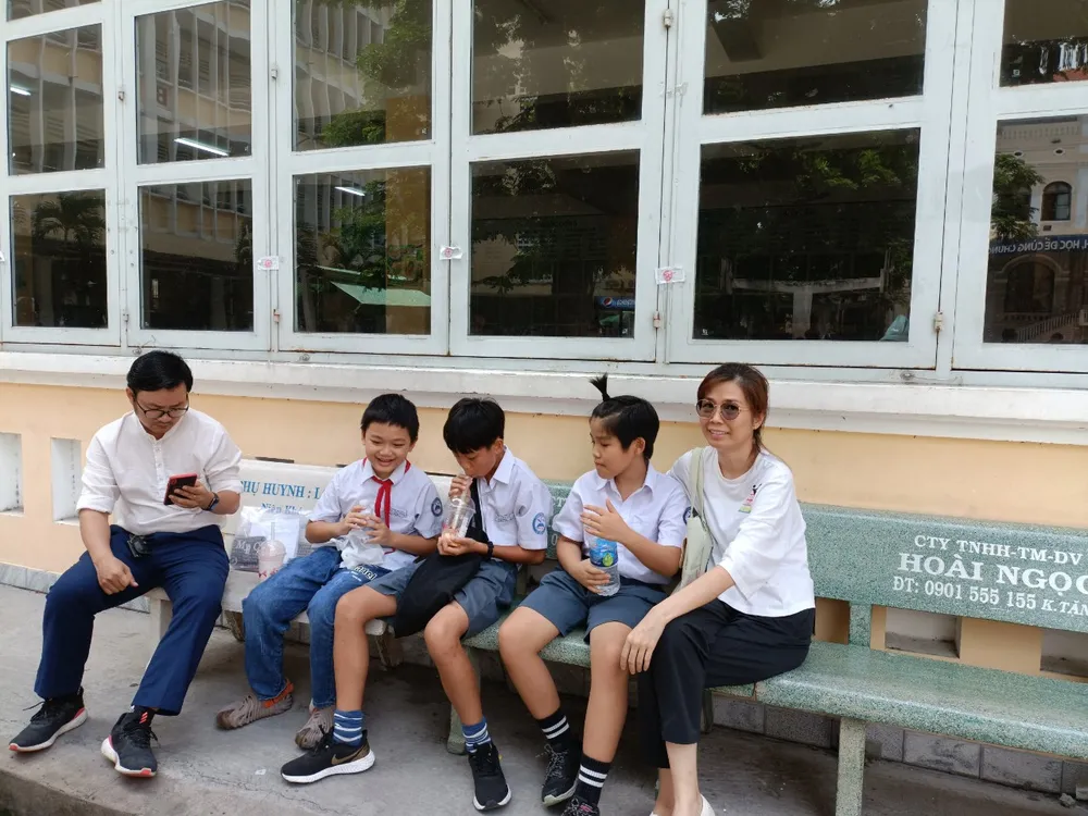 Thí sinh thở phào sau khi kết thúc giờ làm bài khảo sát Thí sinh thở phào sau khi kết thúc giờ làm bài khảo sát