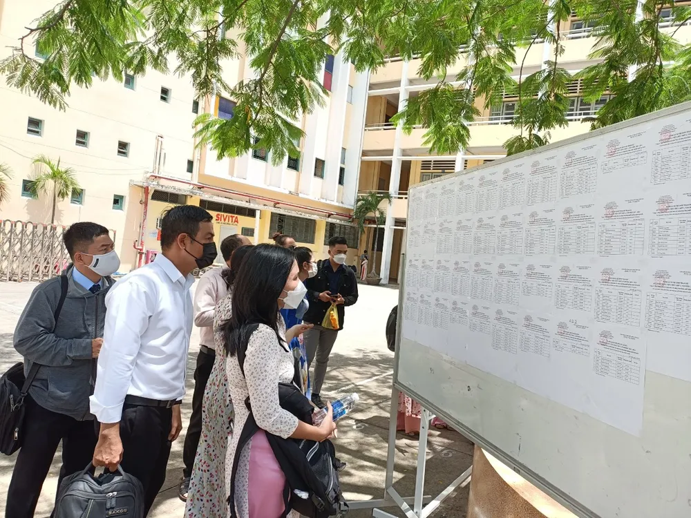 Thí sinh xem sơ đồ phòng thi trước buổi tham gia dự tuyển vòng 2 tuyển dụng viên chức Thí sinh xem sơ đồ phòng thi trước buổi tham gia dự tuyển vòng 2 tuyển dụng viên chức