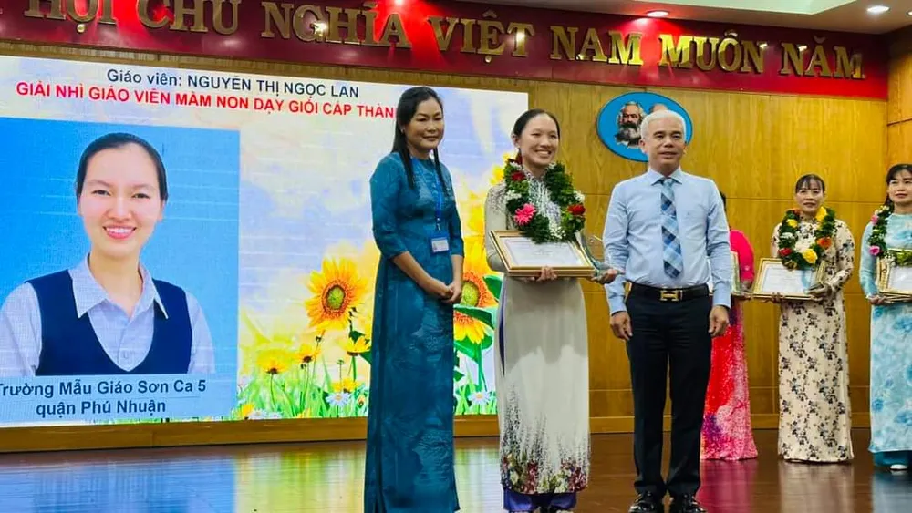 Đại diện Sở GD-ĐT TPHCM trao giấy khen cho giáo viên đạt thành tích cao tại hội thi Đại diện Sở GD-ĐT TPHCM trao giấy khen cho giáo viên đạt thành tích cao tại hội thi