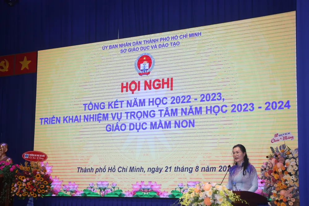 Phó Giám đốc Sở GD-ĐT TPHCM Lê Thụy Mỵ Châu phát biểu tại buổi lễ