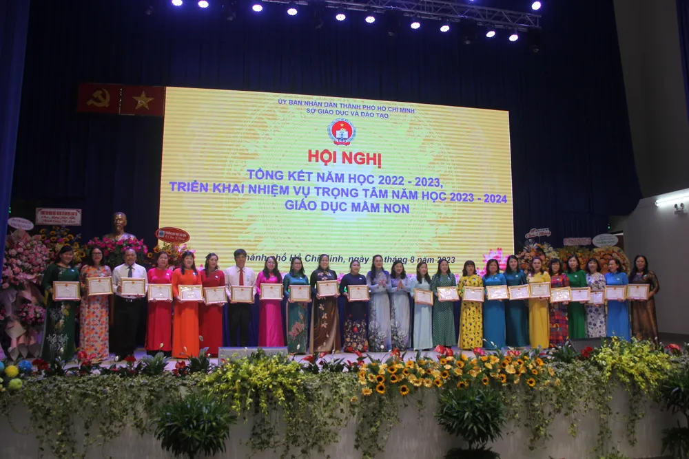 Khen thưởng các tập thể đạt thành tích cao trong năm học 2022-2023