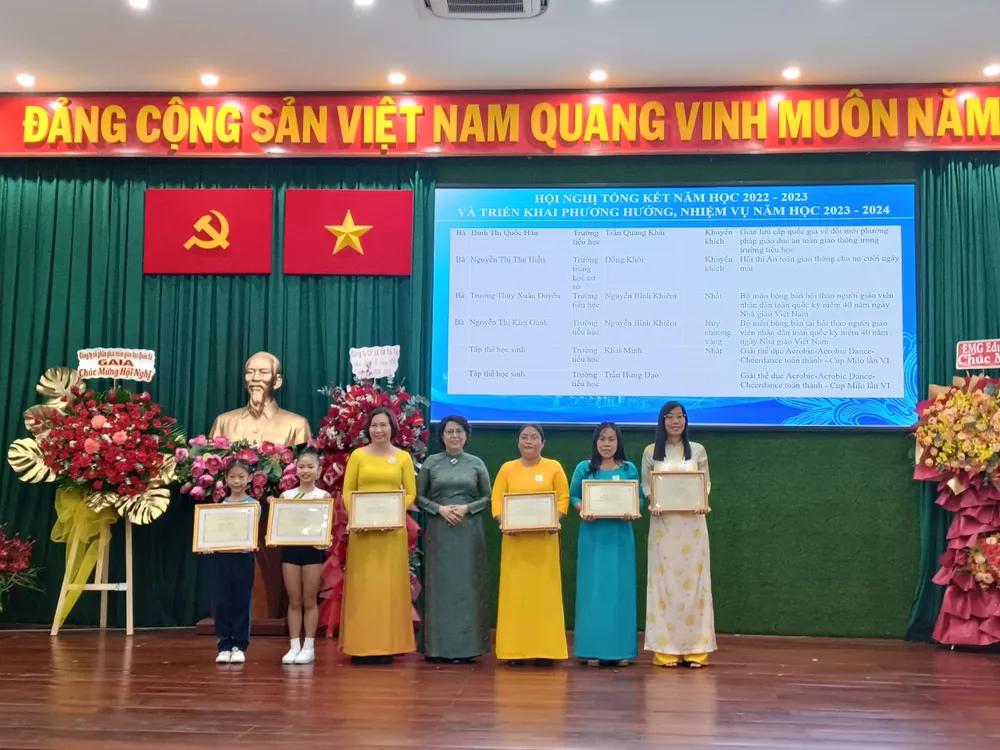 Bà Tô Thị Bích Châu, Bí thư Quận ủy quận 1 tặng bằng khen cho các cá nhân có thành tích xuất sắc trong năm học 2022-2023 Bà Tô Thị Bích Châu, Bí thư Quận ủy quận 1 tặng bằng khen cho các cá nhân có thành tích xuất sắc trong năm học 2022-2023