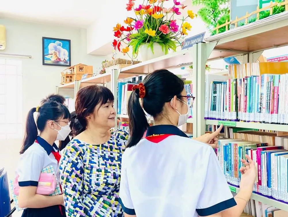 Giáo viên và học sinh Trường THCS Huỳnh Khương Ninh - một trong các đơn vị triển khai mô hình tiên tiến, hội nhập quốc tế trong năm học 2022-2023 Giáo viên và học sinh Trường THCS Huỳnh Khương Ninh - một trong các đơn vị triển khai mô hình tiên tiến, hội nhập quốc tế trong năm học 2022-2023