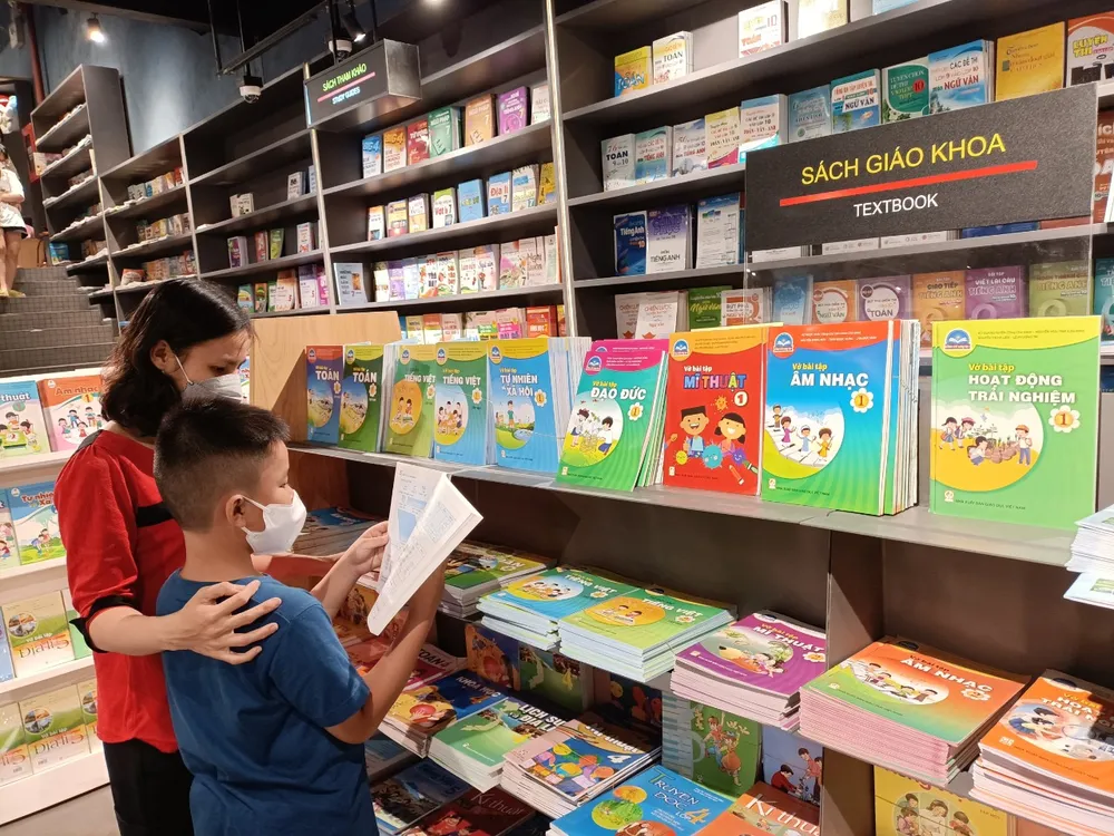 Học sinh tìm mua sách giáo khoa đầu năm học mới Học sinh tìm mua sách giáo khoa đầu năm học mới