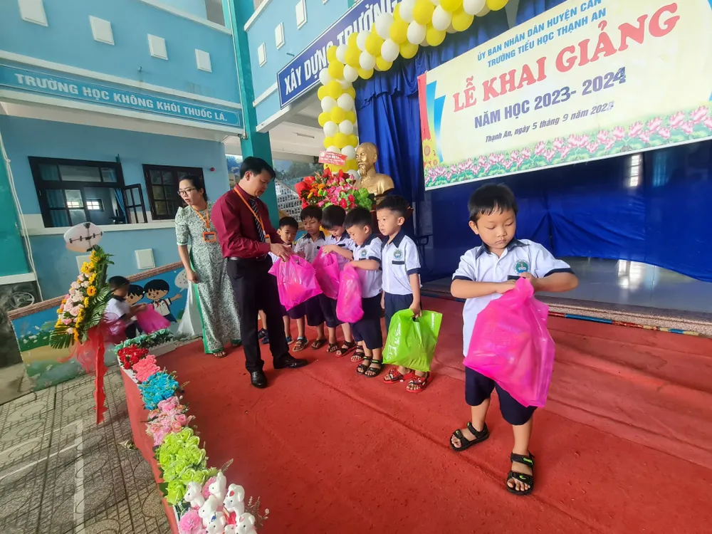 Những phần quà hỗ trợ nhằm kịp thời động viên tinh thần học sinh