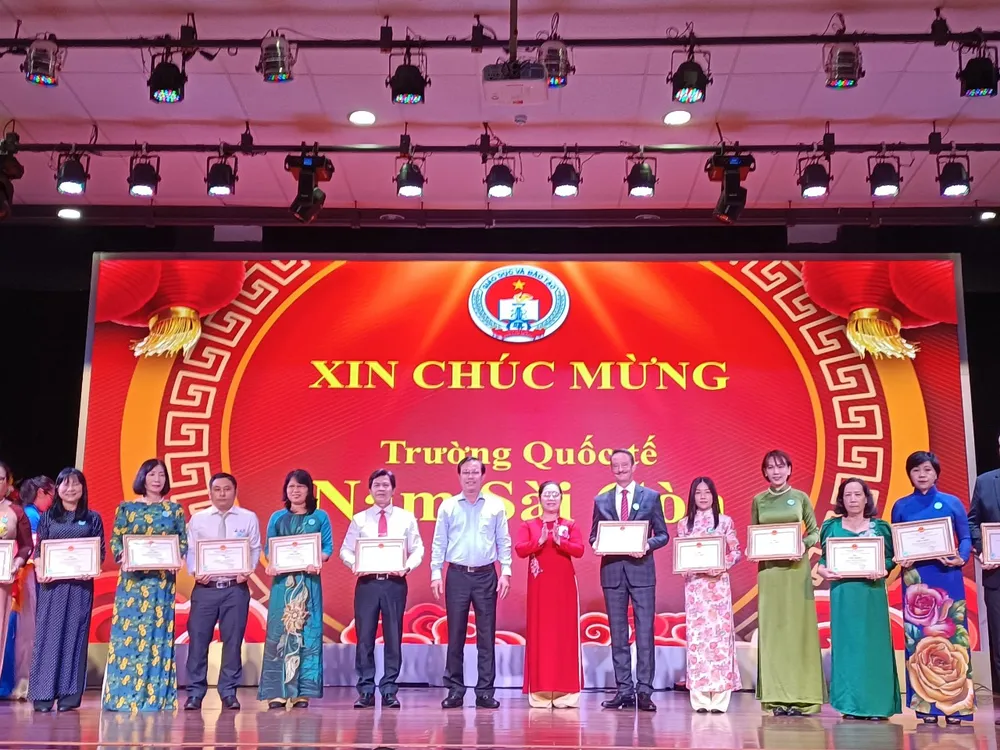 Sở GD-ĐT TPHCM khen thưởng các cơ sở ngoài công lập đạt thành tích xuất sắc trong thực hiện nhiệm vụ năm học 2022-2023 Sở GD-ĐT TPHCM khen thưởng các cơ sở ngoài công lập đạt thành tích xuất sắc trong thực hiện nhiệm vụ năm học 2022-2023