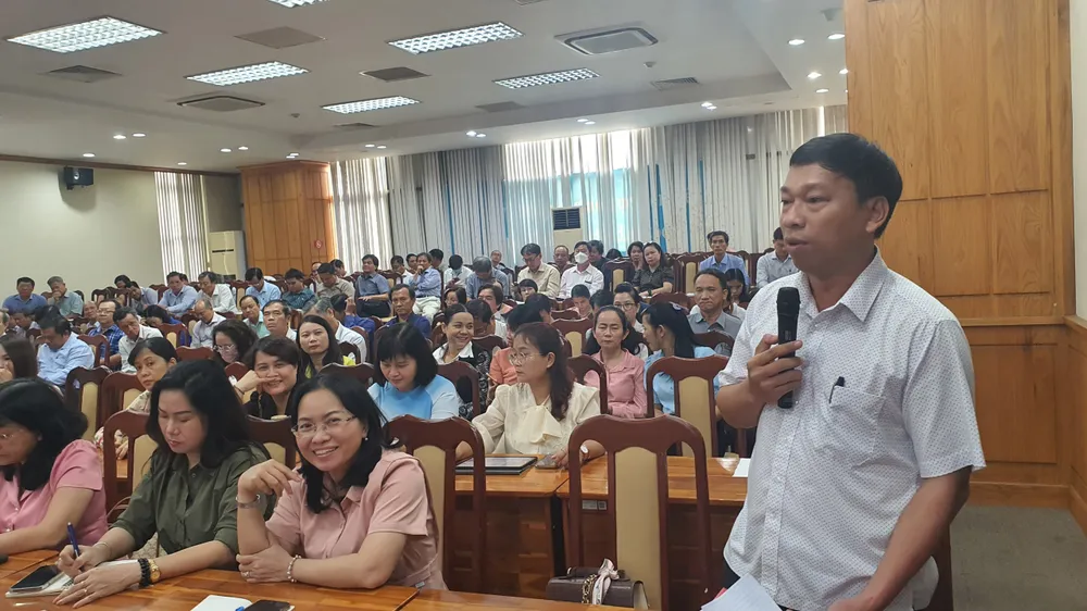 Hiệu trưởng Trường THPT Nguyễn Hữu Thọ (quận 4) Đỗ Đình Đảo phát biểu tại hội nghị giao ban Hiệu trưởng Trường THPT Nguyễn Hữu Thọ (quận 4) Đỗ Đình Đảo phát biểu tại hội nghị giao ban