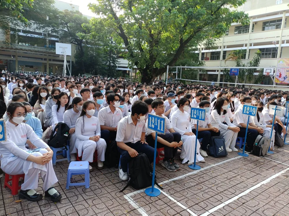 Học sinh Trường THPT Nguyễn Công Trứ chăm chú theo dõi phiên tòa giả định