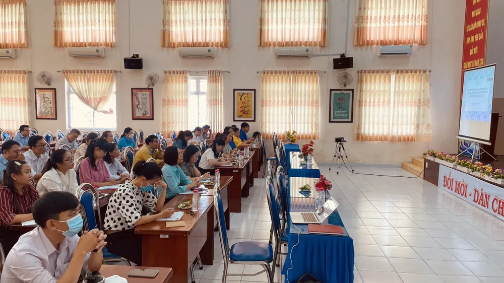 Cán bộ quản lý, giáo viên các trường học trên địa bàn huyện Bình Chánh (TPHCM) tham dự buổi tập huấn, sáng 2-11 Cán bộ quản lý, giáo viên các trường học trên địa bàn huyện Bình Chánh (TPHCM) tham dự buổi tập huấn, sáng 2-11