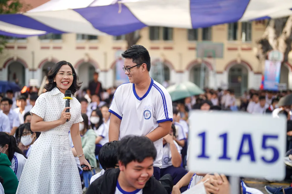 ThS. Lê Thị Hồng Anh, Phó hiệu trưởng Trường THPT Võ Văn Kiệt (quận 8) trao đổi tại chương trình giao lưu ThS. Lê Thị Hồng Anh, Phó hiệu trưởng Trường THPT Võ Văn Kiệt (quận 8) trao đổi tại chương trình giao lưu