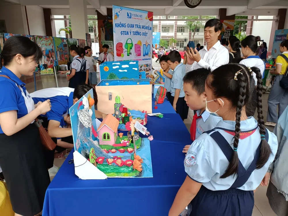 Học sinh hào hứng tham quan các sản phẩm trưng bày tại ngày hội