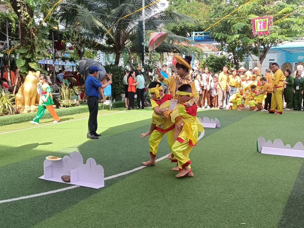 Trò chơi vận động trường với tên gọi "Khiêng kiệu" tạo nhiều tiếng cười cho học sinh 84695aa83edc9682cfcd-8755.jpg