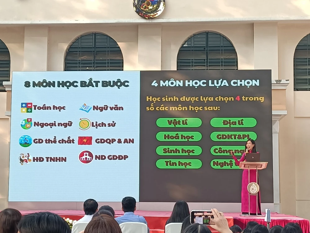 Hiệu trưởng Trường THPT Lê Quý Đôn (quận 3, TPHCM) Bùi Minh Tâm giới thiệu về các tổ hợp môn học ở khối 10 năm học 2024-2025 thpt-le-quy-don7-5880.jpg