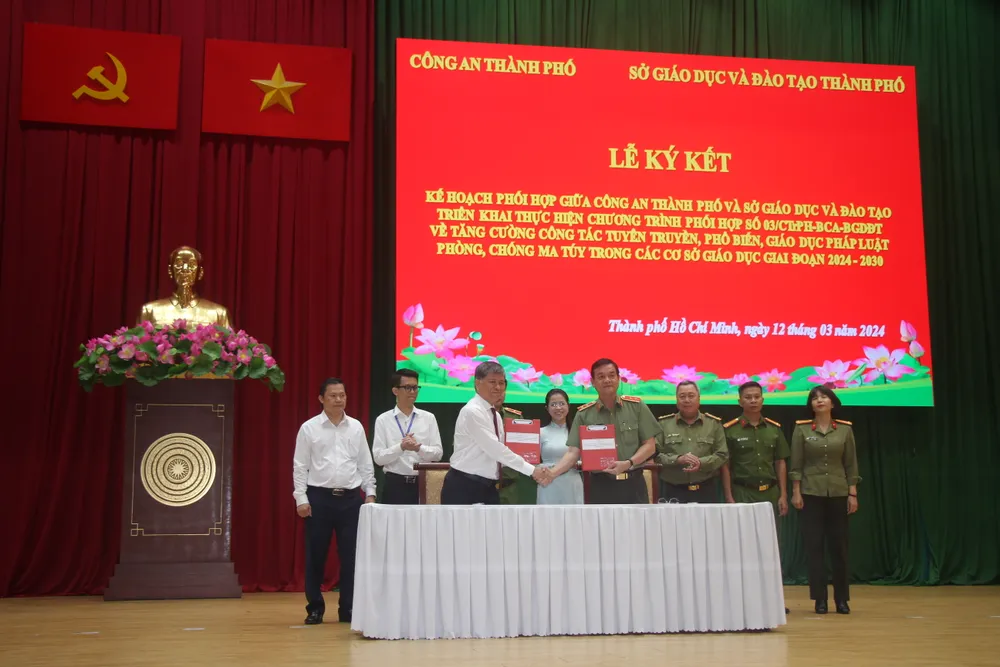 Công an TPHCM ký kết với Sở GD-ĐT TPHCM về kế hoạch phối hợp phòng, chống ma túy trong trường học img-2676-6058.jpg