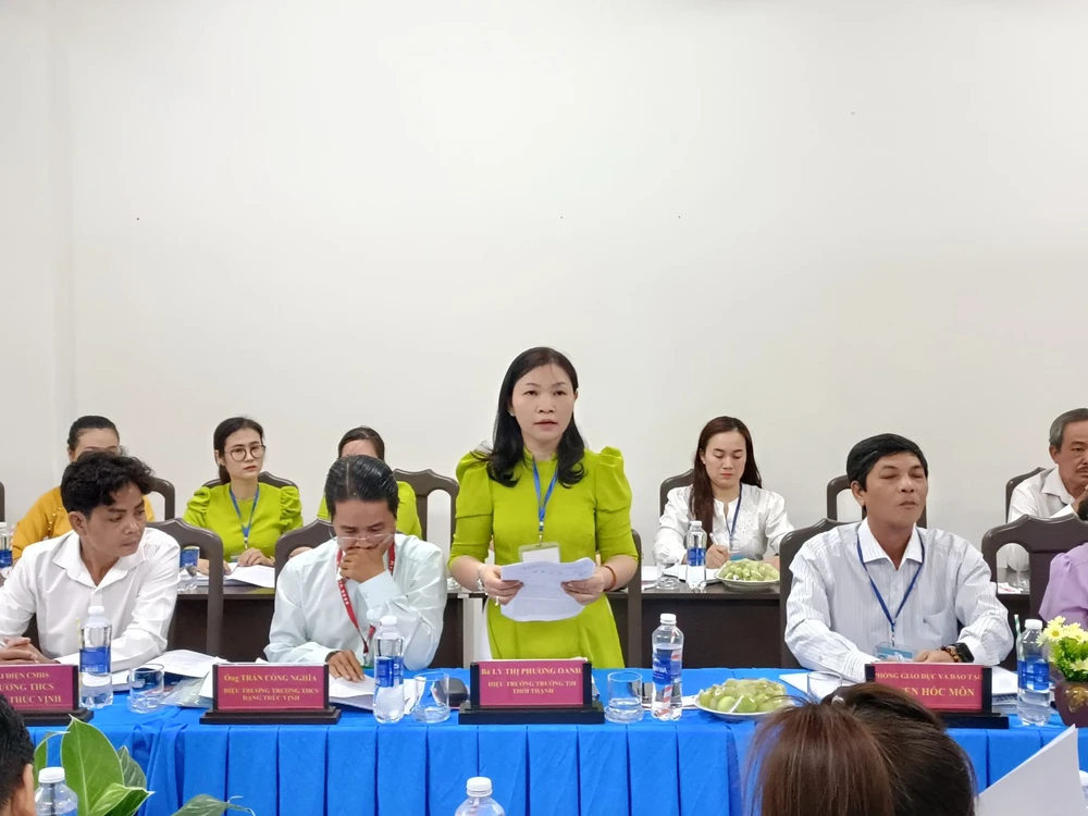 Bà Lý Thị Phương Oanh, Hiệu trưởng Trường Tiểu học Thới Thạnh (huyện Hóc Môn) chia sẻ việc triển khai các khoản thu, mức thu tại đơn vị HM.1.jpg