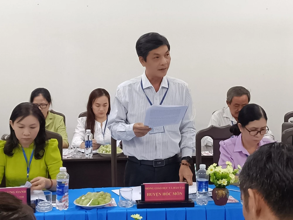 Đại diện Phòng GD-ĐT huyện Hóc Môn trao đổi thông tin tại buổi làm việc HM.2.jpg