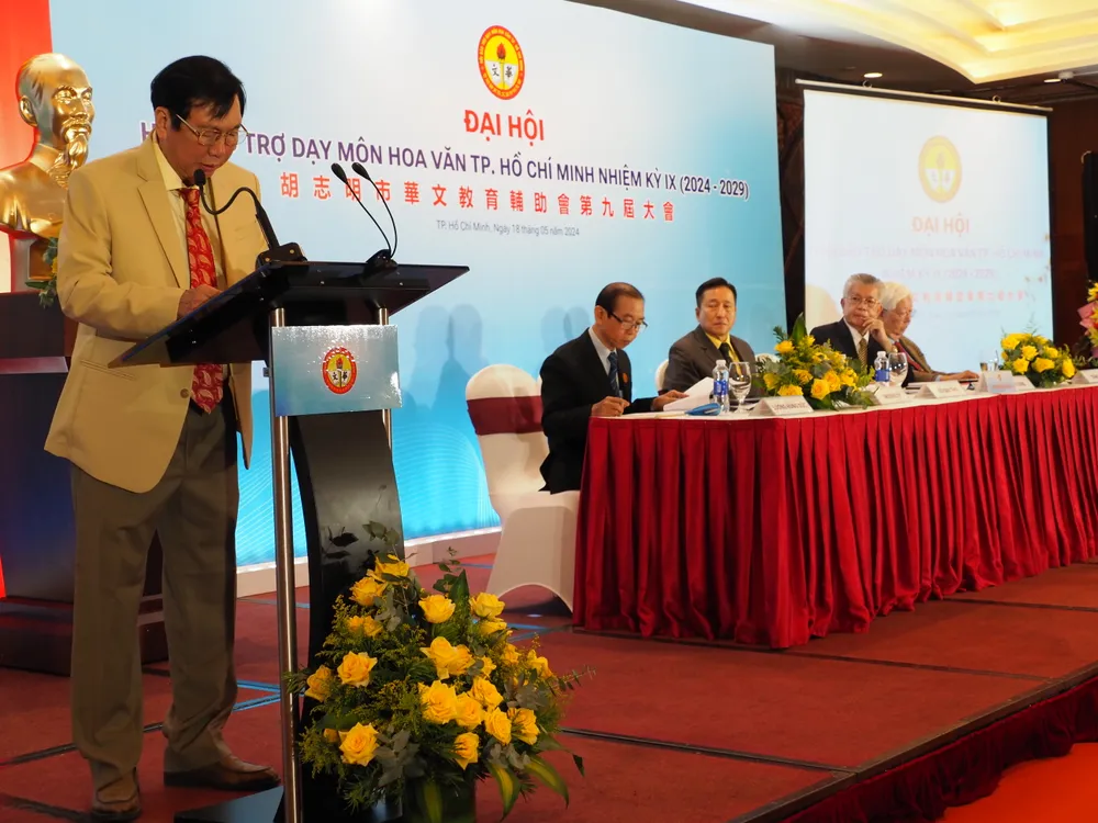 Chủ tịch Hội bảo trợ dạy môn Hoa văn TPHCM nhiệm kỳ 2018-2023 báo cáo kết quả đã đạt được trong 5 năm qua HUNG5950.JPG