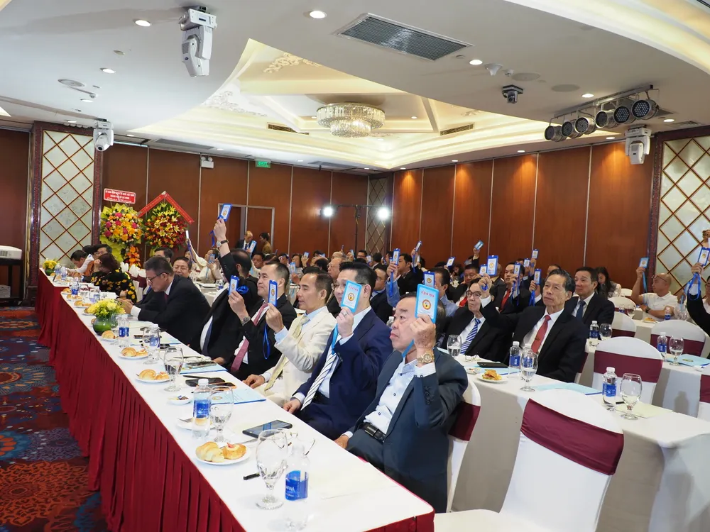 Các đại biểu đưa thẻ biểu quyết tại Đại hội IX nhiệm kỳ 2024-2029 HUNG5953.JPG