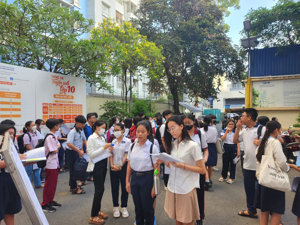 Thí sinh tham dự Kỳ thi tuyển sinh vào lớp 10 Trường Phổ thông Năng khiếu năm học 2024-2025 z5473889186335_6ce21e96033e7d986337815284c68ebb.jpg