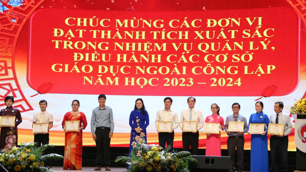 Các tập thể được khen thưởng trong năm học 2023-2024 603f0e474dceea90b3df.jpg