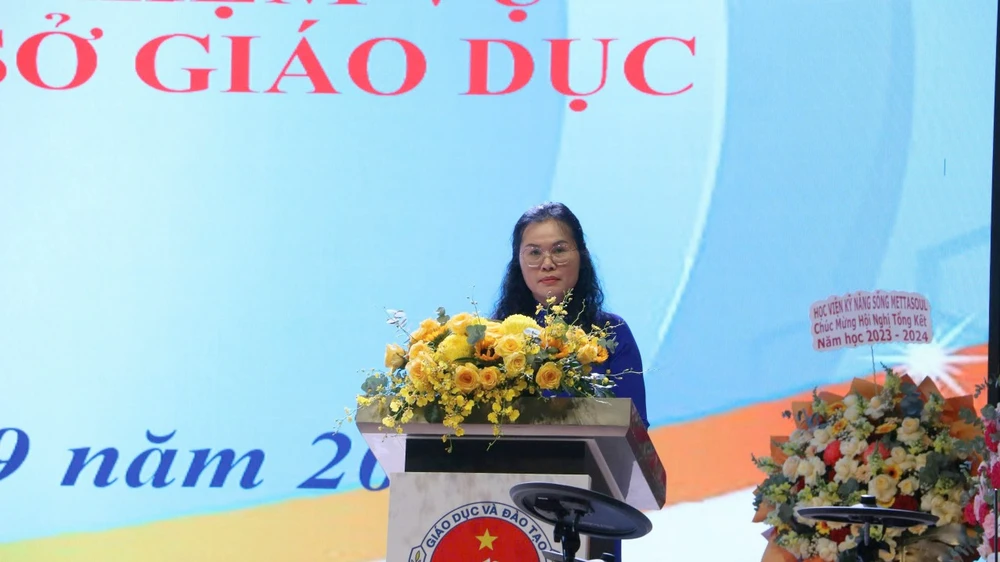 Phó Giám đốc Sở GD-ĐT TPHCM Lê Thụy Mỵ Châu phát biểu tại hội nghị tổng kết 6badbf7aa1f206ac5fe3.jpg