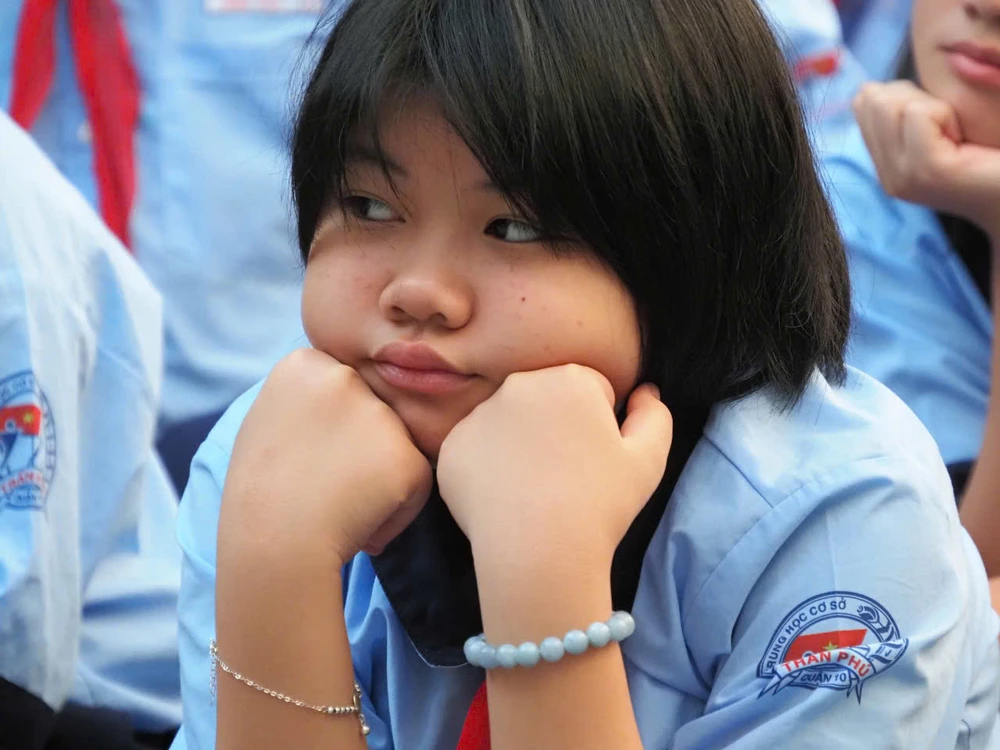 Ánh mắt của một học sinh khi nghe chuyện kể về những người không may bị chôn vùi sau trận lũ quét a76cf74af41645481c07.jpg