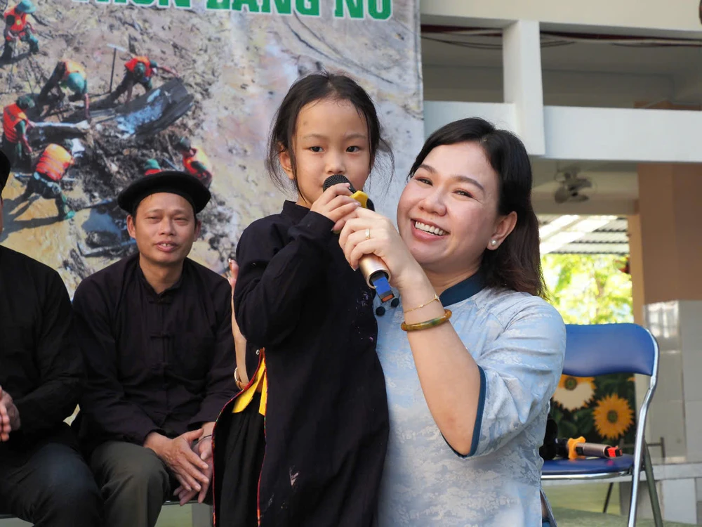 Hoàng Ngọc Lan (6 tuổi) - nhân chứng sống sau trận lũ quét kinh hoàng chia sẻ ước mơ trở thành cô giáo ed504130426cf332aa7d.jpg