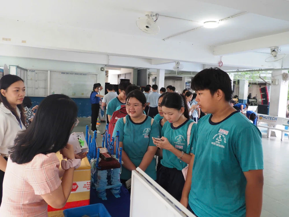 Học sinh lớp 9 các trường THCS trên địa bàn quận 10 tham gia Ngày hội tuyển sinh vào lớp 10 do Phòng GD-ĐT quận 10 tổ chức vào tháng 3-2025 z6411678381865_b05bdd0c01b726fa562427b07ce02414.jpg