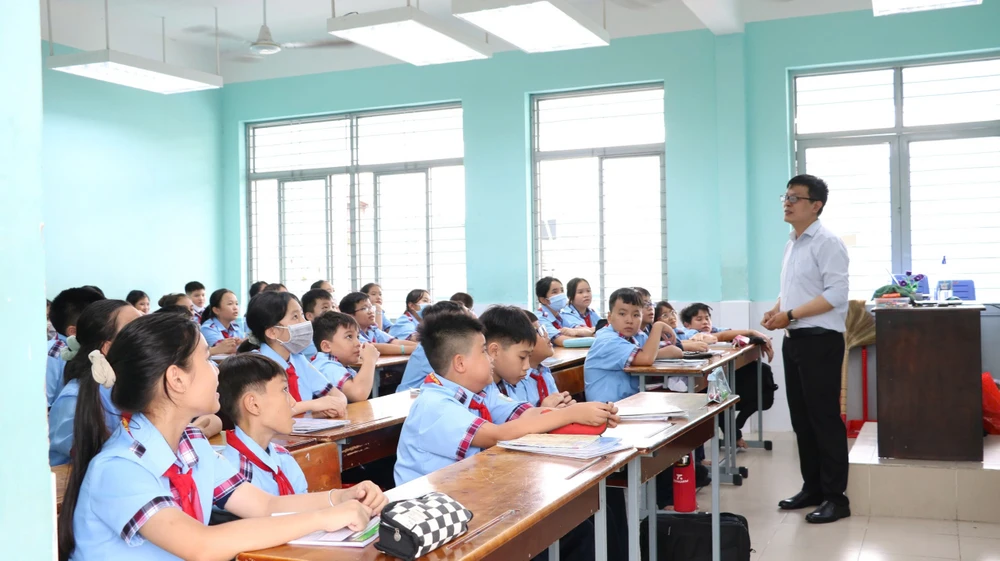 Học sinh Trường THCS Lý Tự Trọng (quận Gò Vấp, TPHCM) trong giờ học môn tiếng Anh z6446561242746_6682901c2ea2a868422be2bb6e0c0f7a.jpg