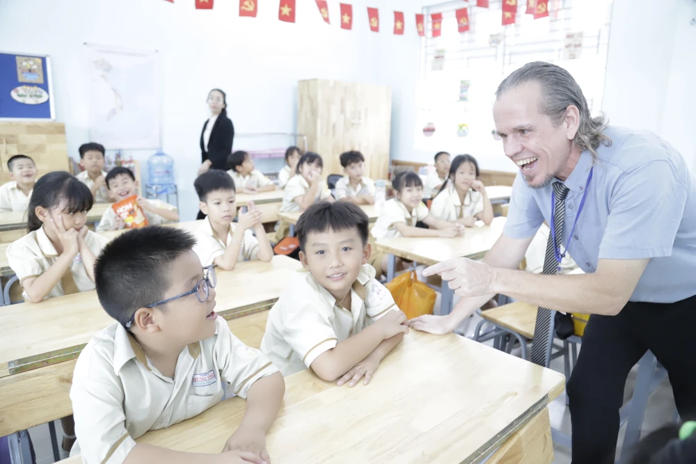 Học sinh Trường Tiểu học Hùng Vương (quận Tân Bình) trong giờ học môn tiếng Anh. Ảnh minh họa _MG_7589.JPG