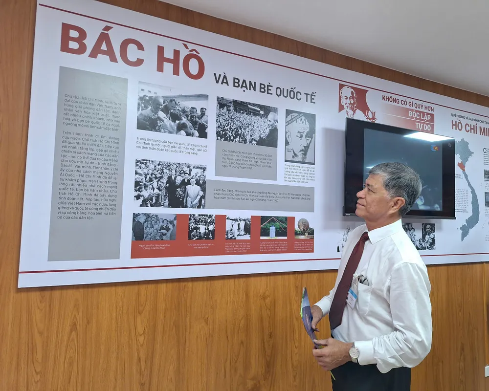 Giám đốc Sở GD-ĐT TPHCM Nguyễn Văn Hiếu xem tư liệu về cuộc đời Bác tại Không gian văn hóa Hồ Chí Minh vừa được khánh thành z6617670886295_40535ef88110d5192d01c7ca09dae923.jpg