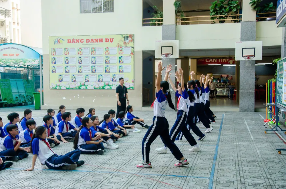 Học sinh Trường THCS Huỳnh Khương Ninh (quận 1) trong giờ học môn giáo dục thể chất. Đây là trường THCS thực hiện chương trình tiên tiến, hội nhập khu vực và quốc tế z6199354781620_418713d2d492ed7c083df8b54ef1a819.jpg