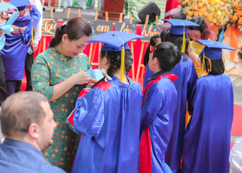 Các em cài bông hồng lên ngực áo cha mẹ để gửi theo lời tri ân chân thành và đầy tự hào z6631581769839_d7b5238a00305305c8173c9a25d82a6a.jpg