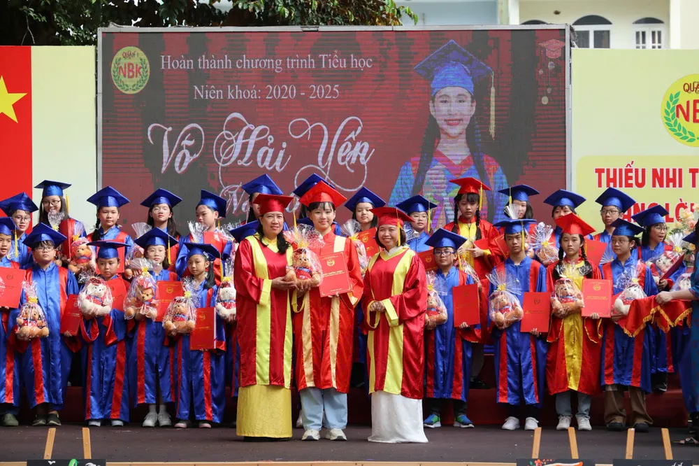 Trao giấy chứng nhận hoàn thành chương trình tiểu học cho học sinh khối lớp 5 z6631582642860_2e4d95939c14e0ebb88b291200572b2b.jpg