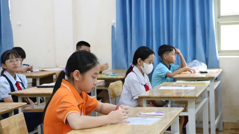 Thí sinh bước vào giờ làm bài tại điểm thi Trường THCS Hoa Lư z6633684010323_1c52a3719db57ed912a5b3f316177993.jpg
