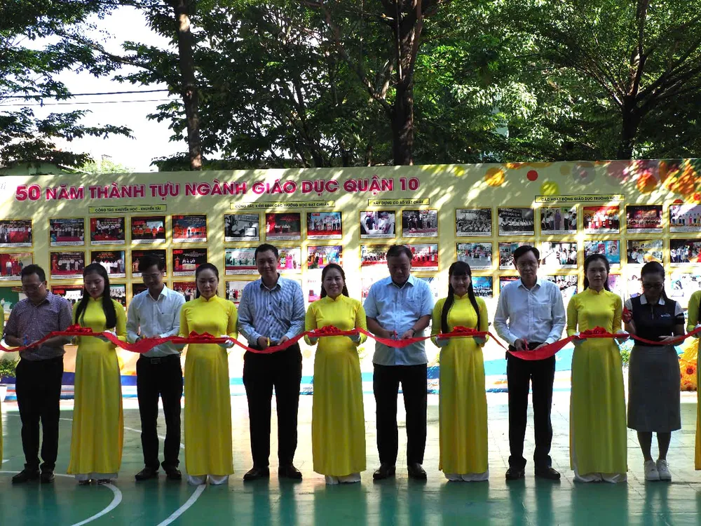 Lãnh đạo Quận ủy, UBND quận 10 cắt băng khai mạc triển lãm 50 năm thành tựu ngành giáo dục quận 10 z6636940146407_32e5c0897ff6eed35790ab8d47380929.jpg