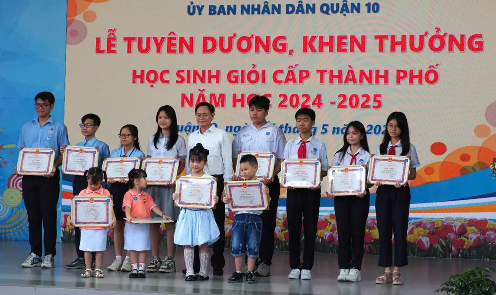 Tuyên dương, khen thưởng học sinh có thành tích xuất sắc trong năm học 2024-2025 z6636940152745_3c4cd8a6cb6194d51937cd0ae6ddd7ac.jpg