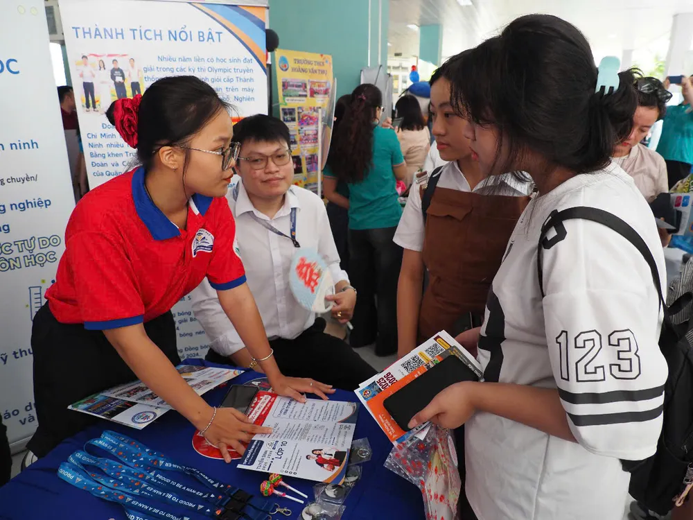 Gian hàng tư vấn của Trường THPT Nguyễn An Ninh gây ấn tượng mạnh với phụ huynh, học sinh do người thực hiện tư vấn là học sinh khối 11, 12 của trường z6636943304648_13a932b75702342a78930ca0c2d0a246.jpg